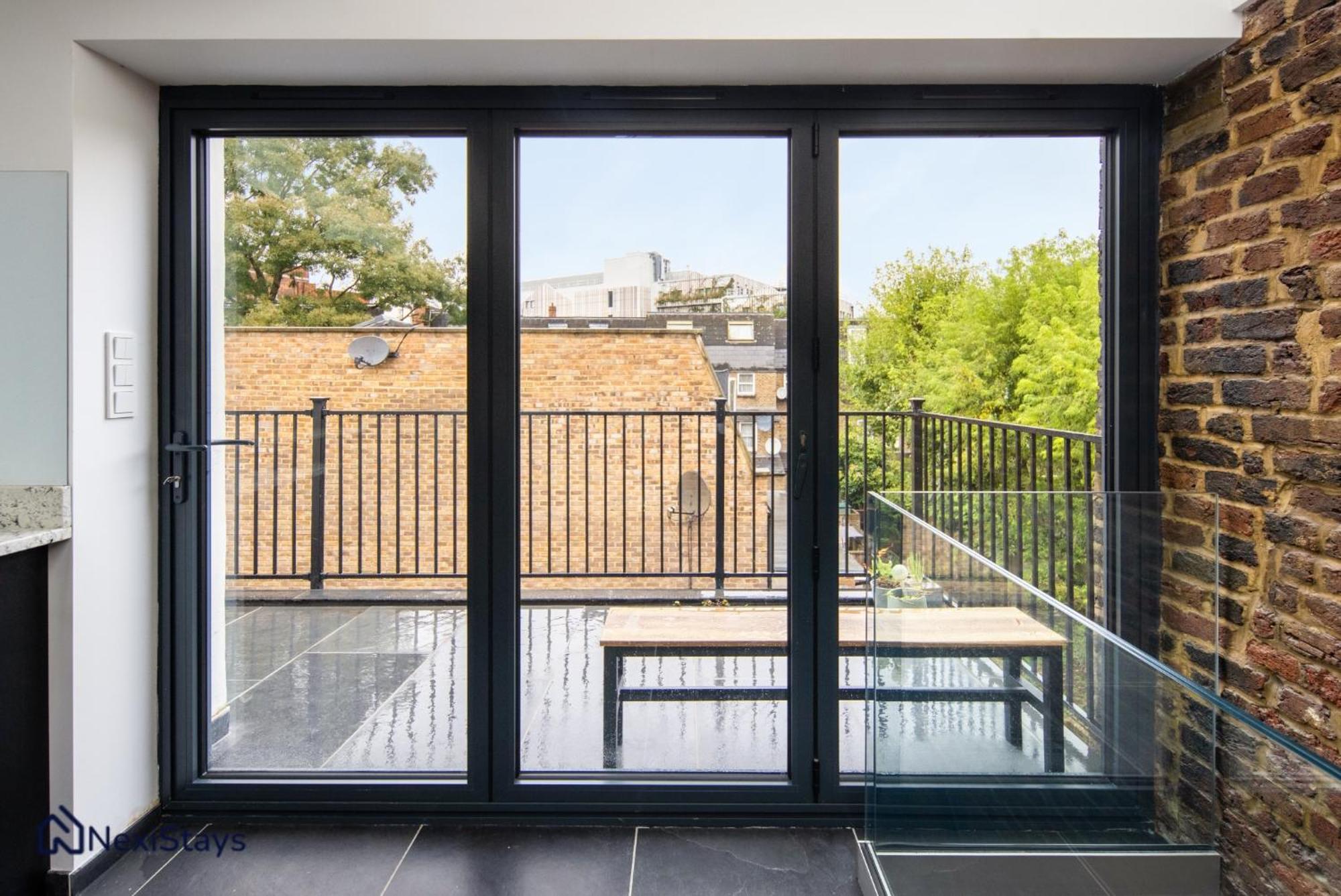 1 Min Walk To Euston Station, Modern Townhouse Apartment London