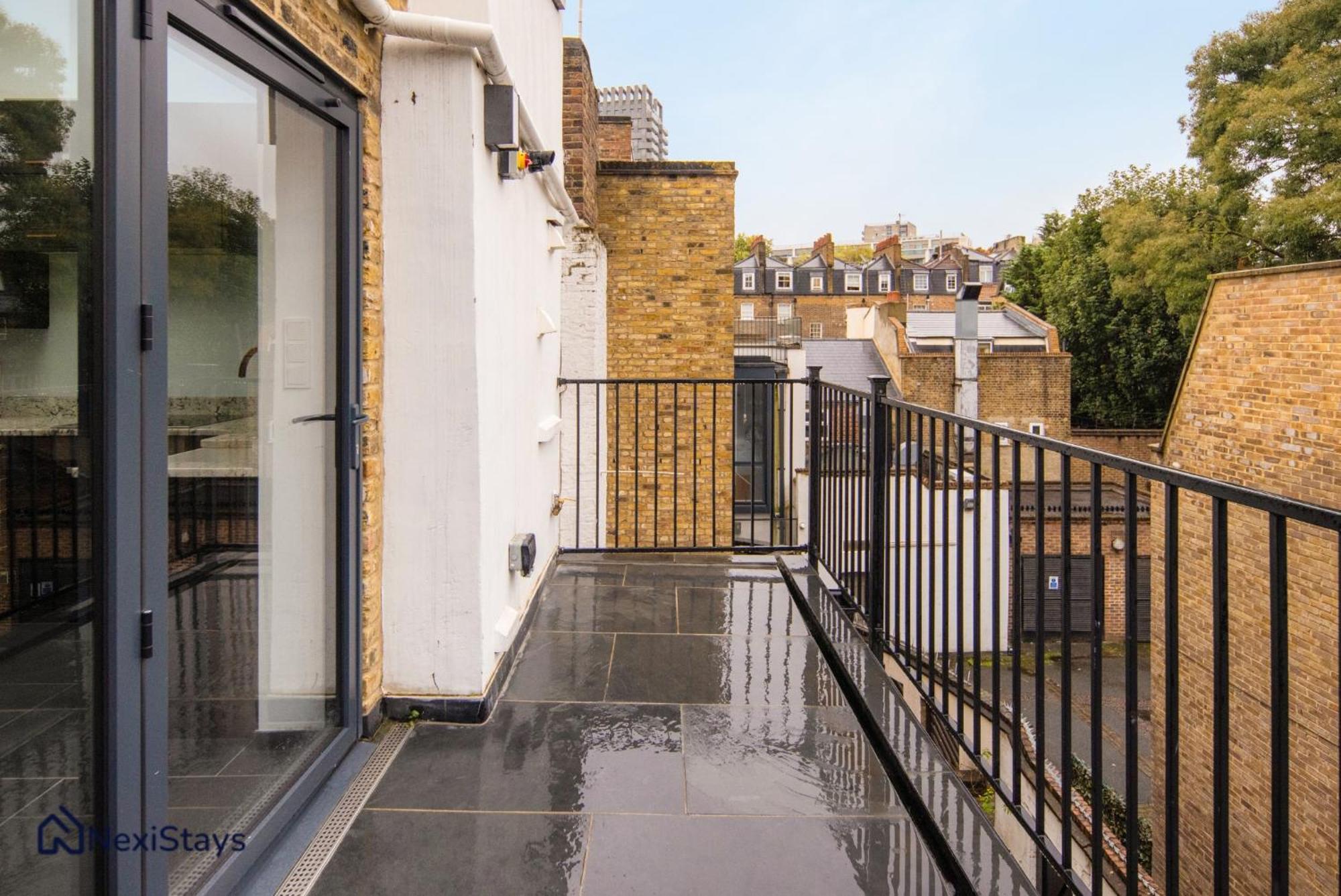 1 Min Walk To Euston Station, Modern Townhouse Apartment London