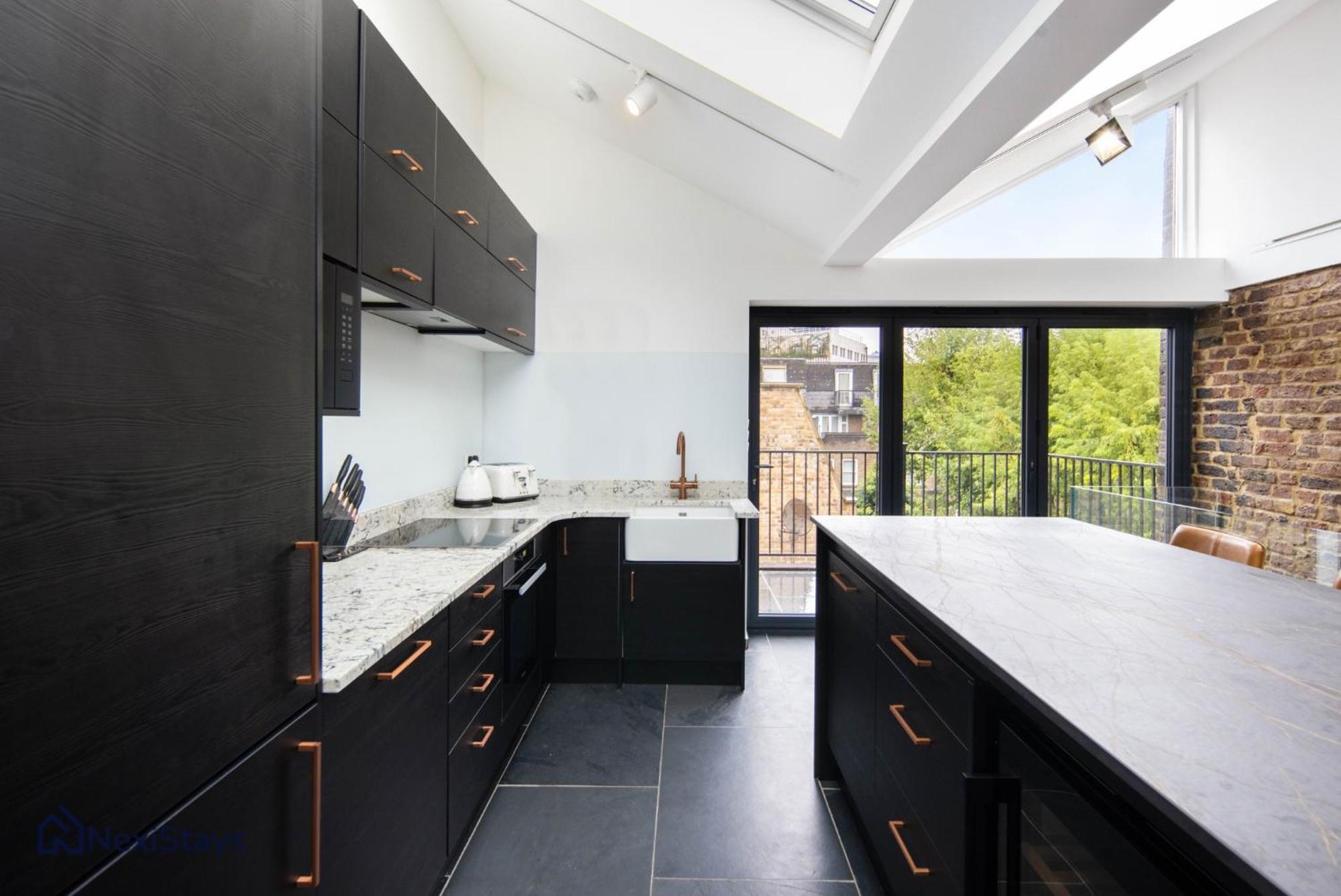 1 Min Walk To Euston Station, Modern Townhouse * London