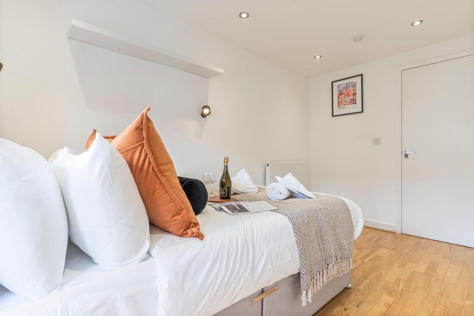 Stylish 2 Bed North Apartment *