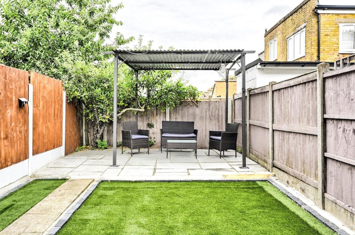 Cozy 3 Bed In London, Free Parking, Sleeps 8! * London
