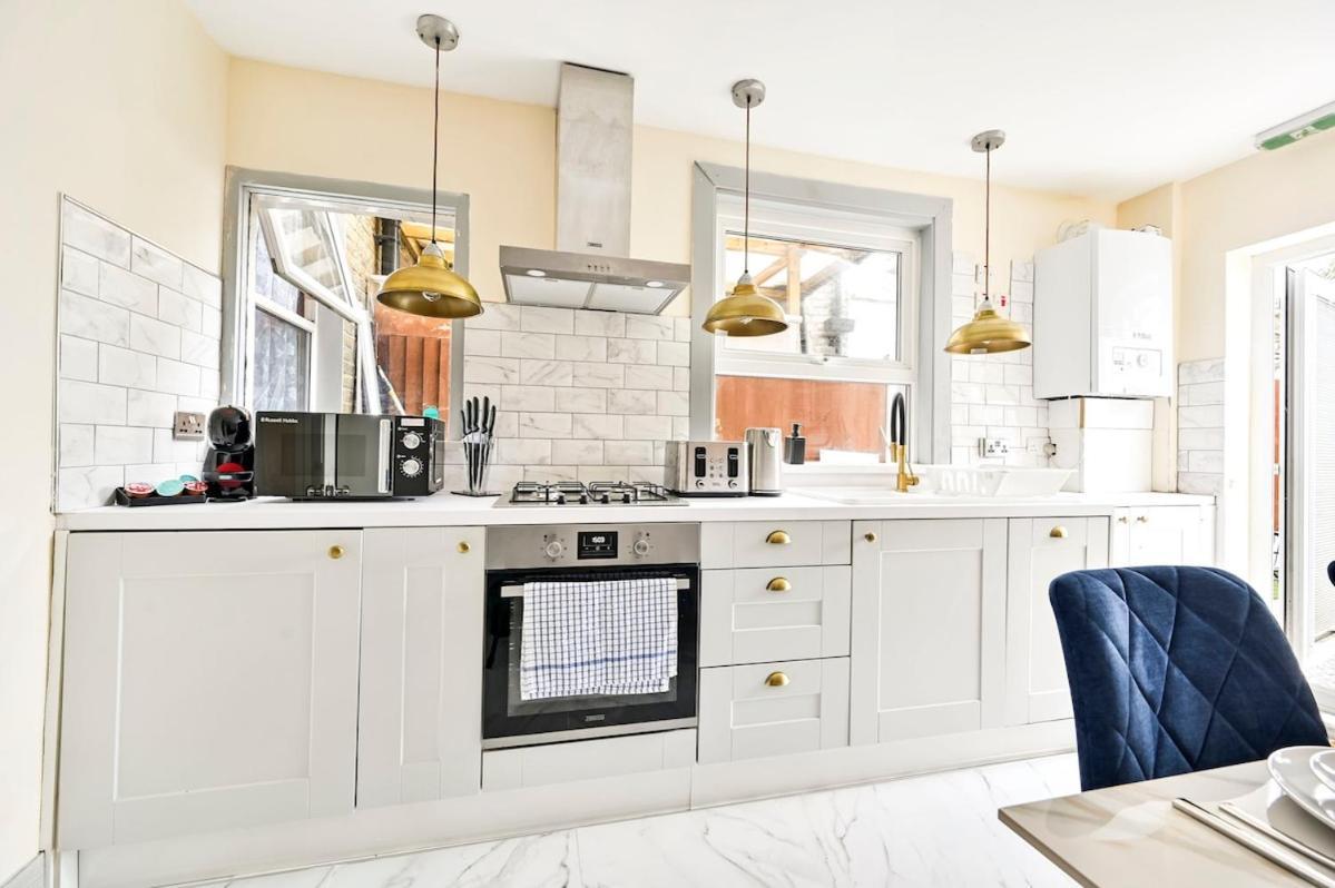 Cozy 3 Bed In London, Free Parking, Sleeps 8! Holiday home