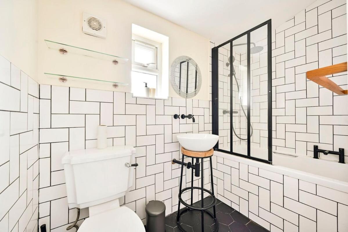 Cozy 3 Bed In London, Free Parking, Sleeps 8! Holiday home