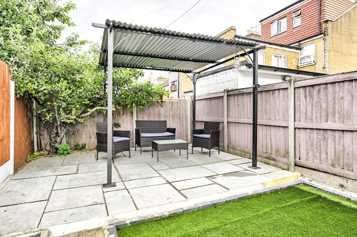 Cozy 3 Bed In London, Free Parking, Sleeps 8! Holiday home