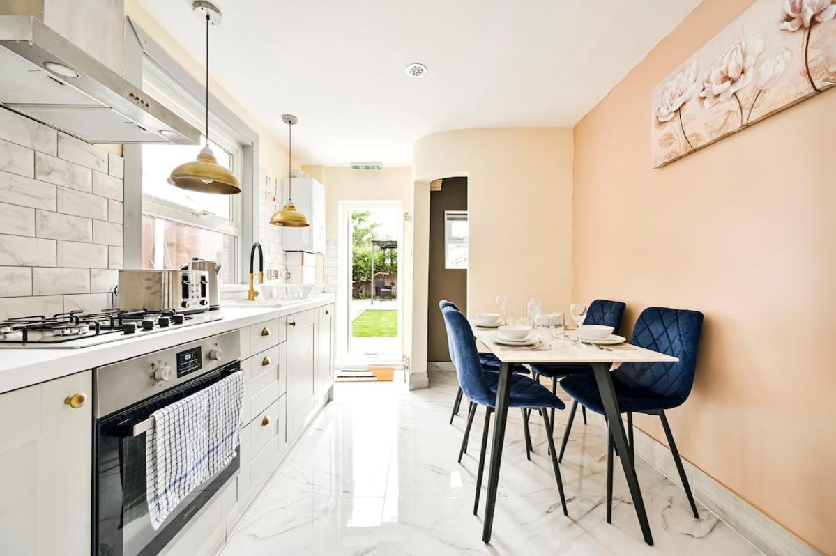Holiday home Cozy 3 Bed In London, Free Parking, Sleeps 8! *