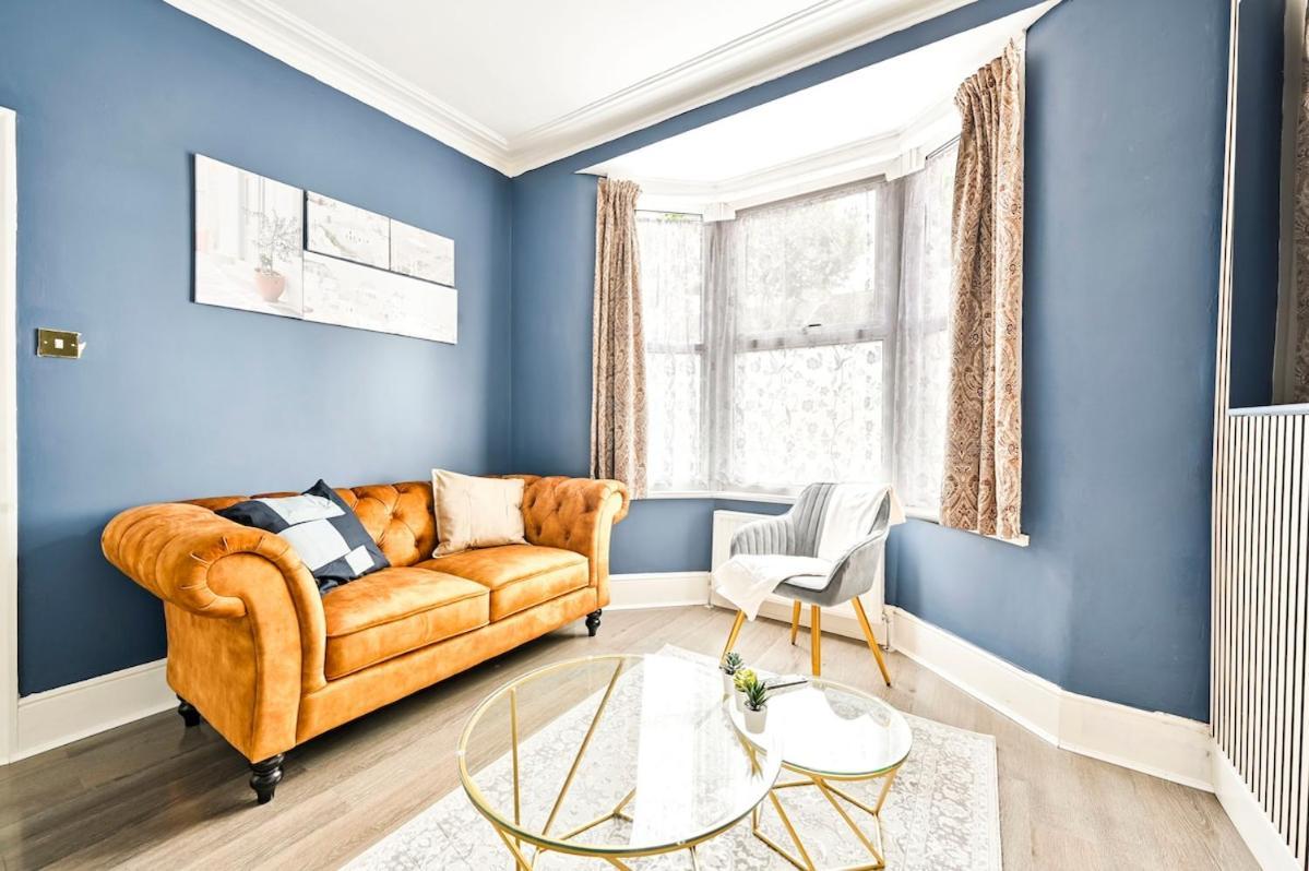 Cozy 3 Bed In London, Free Parking, Sleeps 8! Holiday home