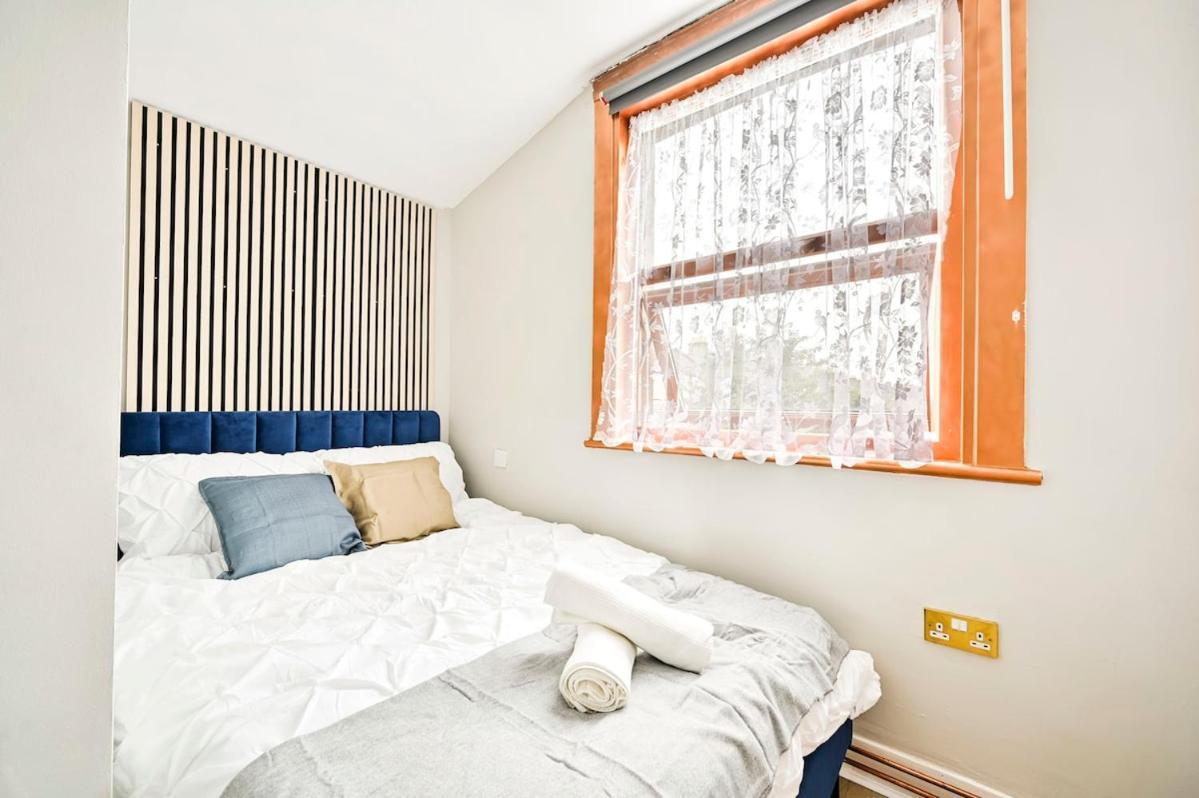 Cozy 3 Bed In London, Free Parking, Sleeps 8! Holiday home *