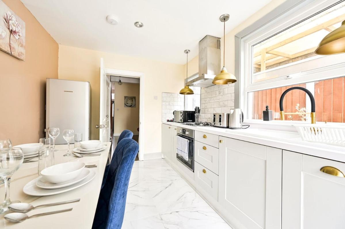 Cozy 3 Bed In London, Free Parking, Sleeps 8! London
