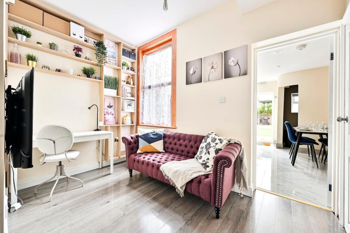 Holiday home Cozy 3 Bed In London, Free Parking, Sleeps 8!