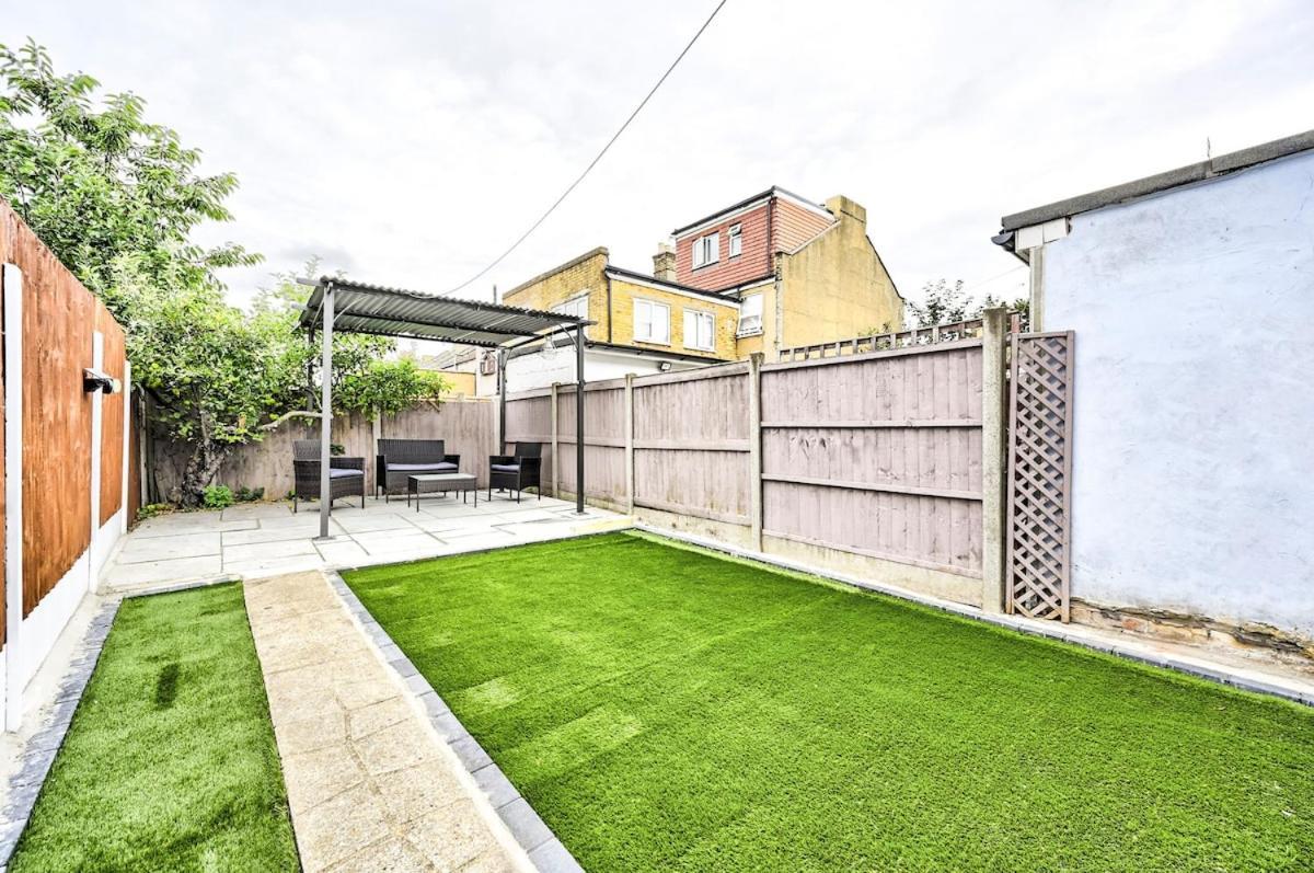 Cozy 3 Bed In London, Free Parking, Sleeps 8! * London