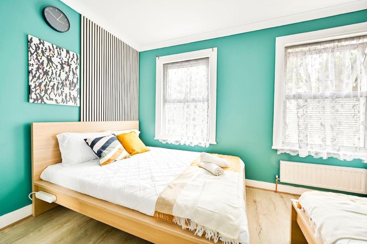 Cozy 3 Bed In London, Free Parking, Sleeps 8! London