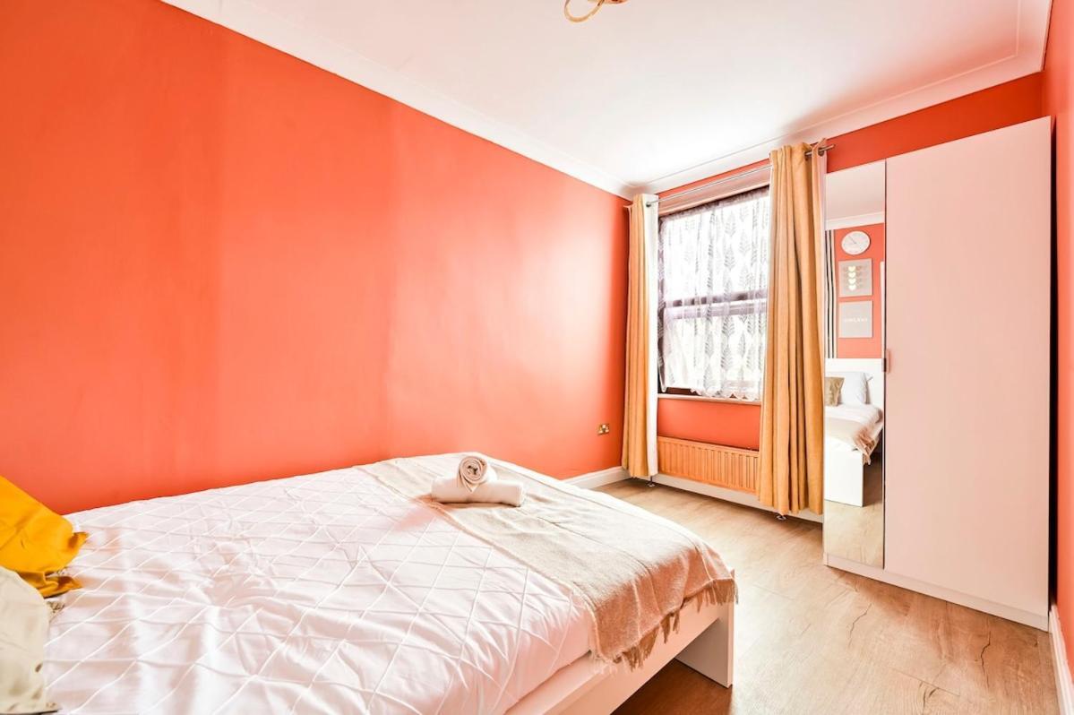 Cozy 3 Bed In London, Free Parking, Sleeps 8! * London