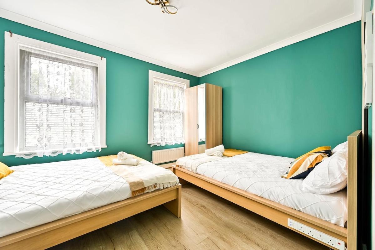 Cozy 3 Bed In London, Free Parking, Sleeps 8! Holiday home *