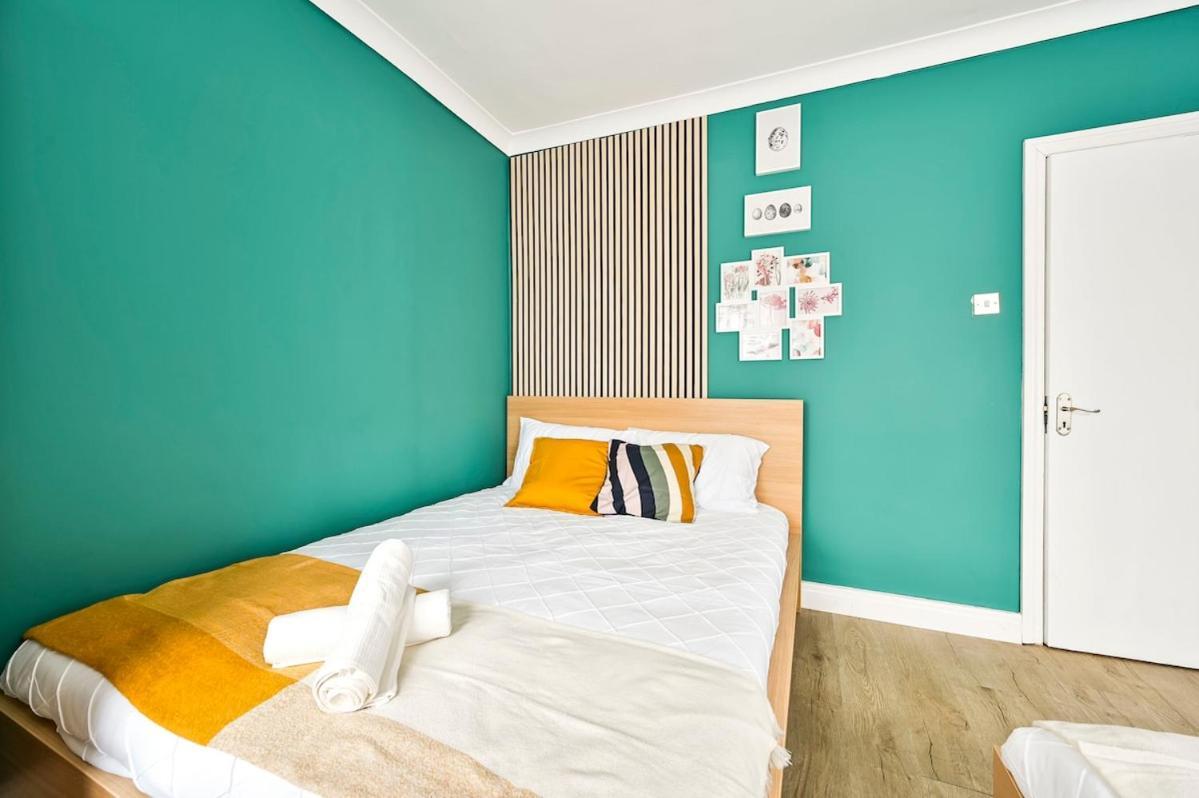 Cozy 3 Bed In London, Free Parking, Sleeps 8! Holiday home London