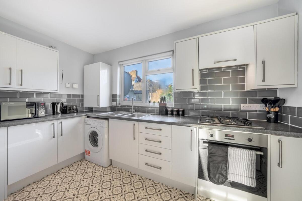 Luxury Tottenham Stadium Retreat - 2 Minute Walk To Stadium London