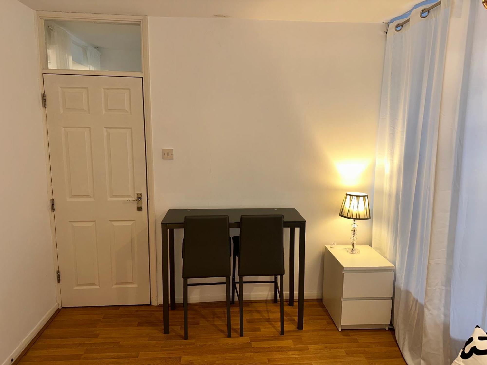 Cozy 2Br Flat , 5 Minutes From Sydenham Train Station
