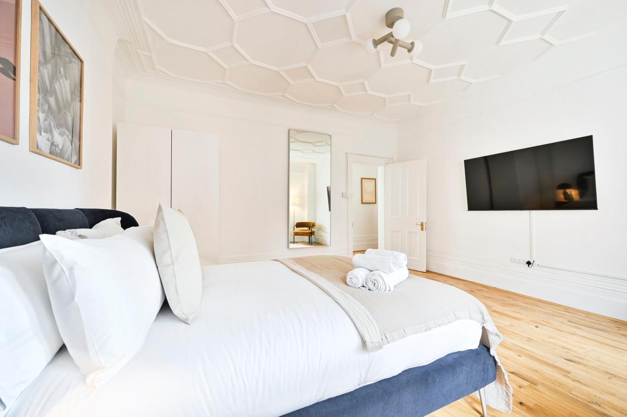 Huge 2 Bedrooms 3 Beds! Covent Gdn 3 Min To Subway
