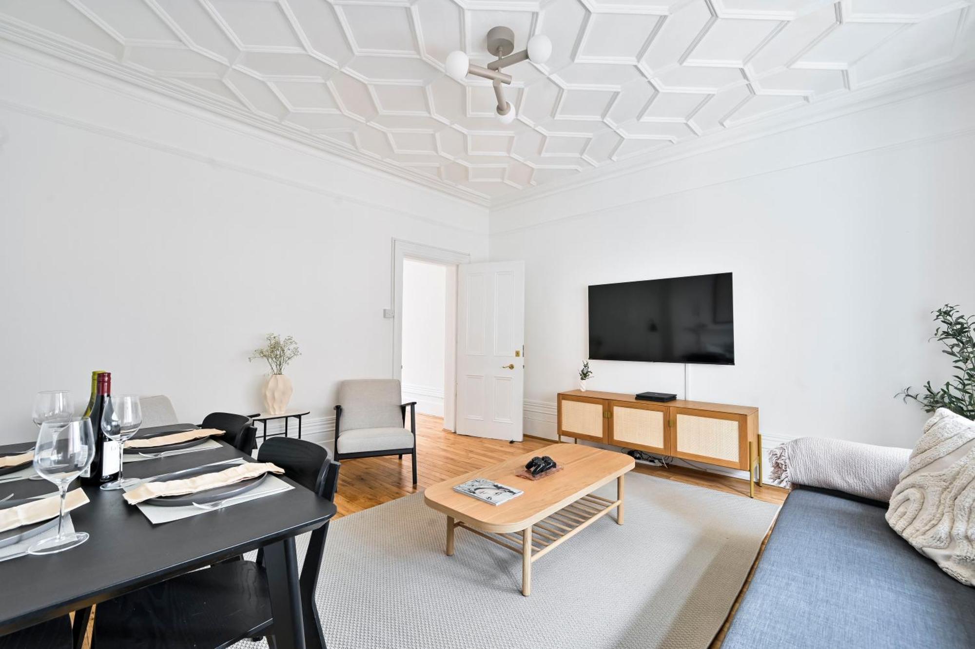Huge 2 Bedrooms 3 Beds! Covent Gdn 3 Min To Subway * London