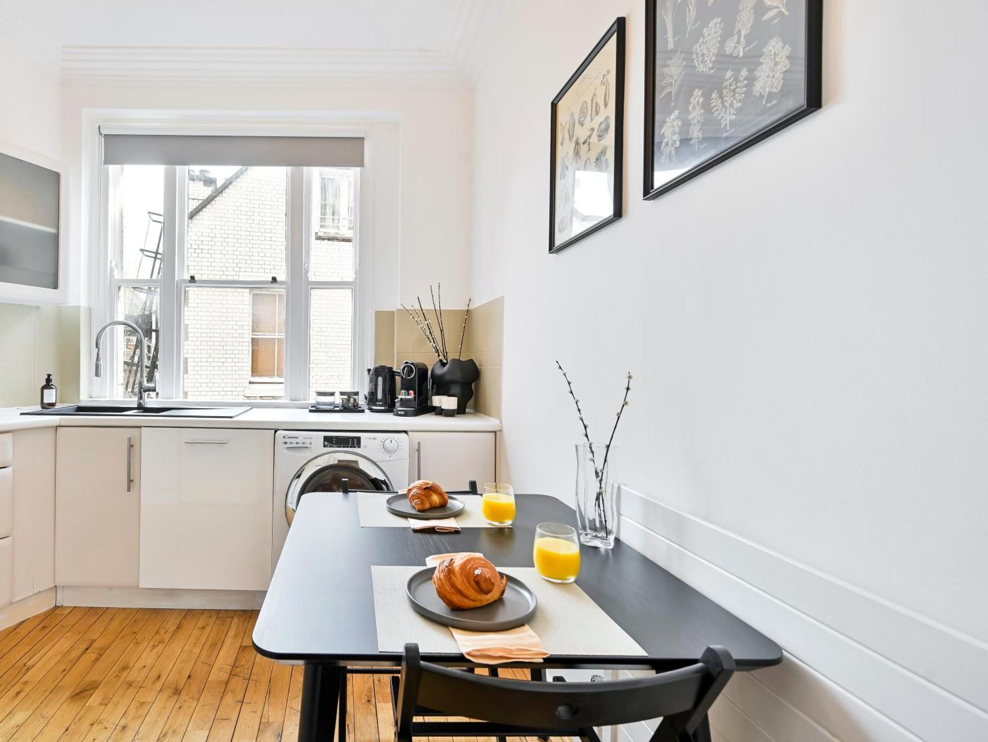 Huge 2 Bedrooms 3 Beds! Covent Gdn 3 Min To Subway Apartment *