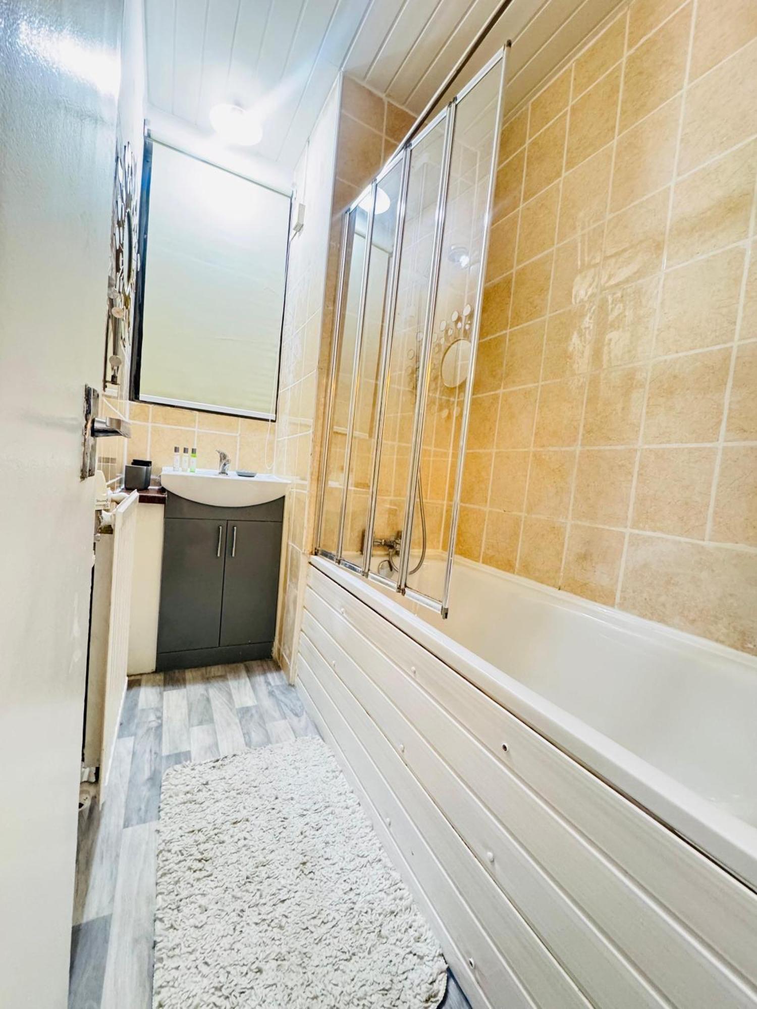 Two Bedroom In Paddington Apartment London