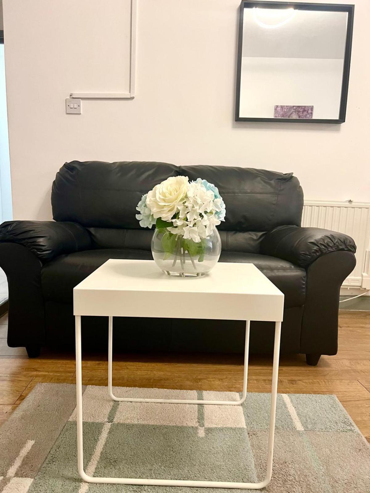 Apartment Specious Flat In A Good Location *