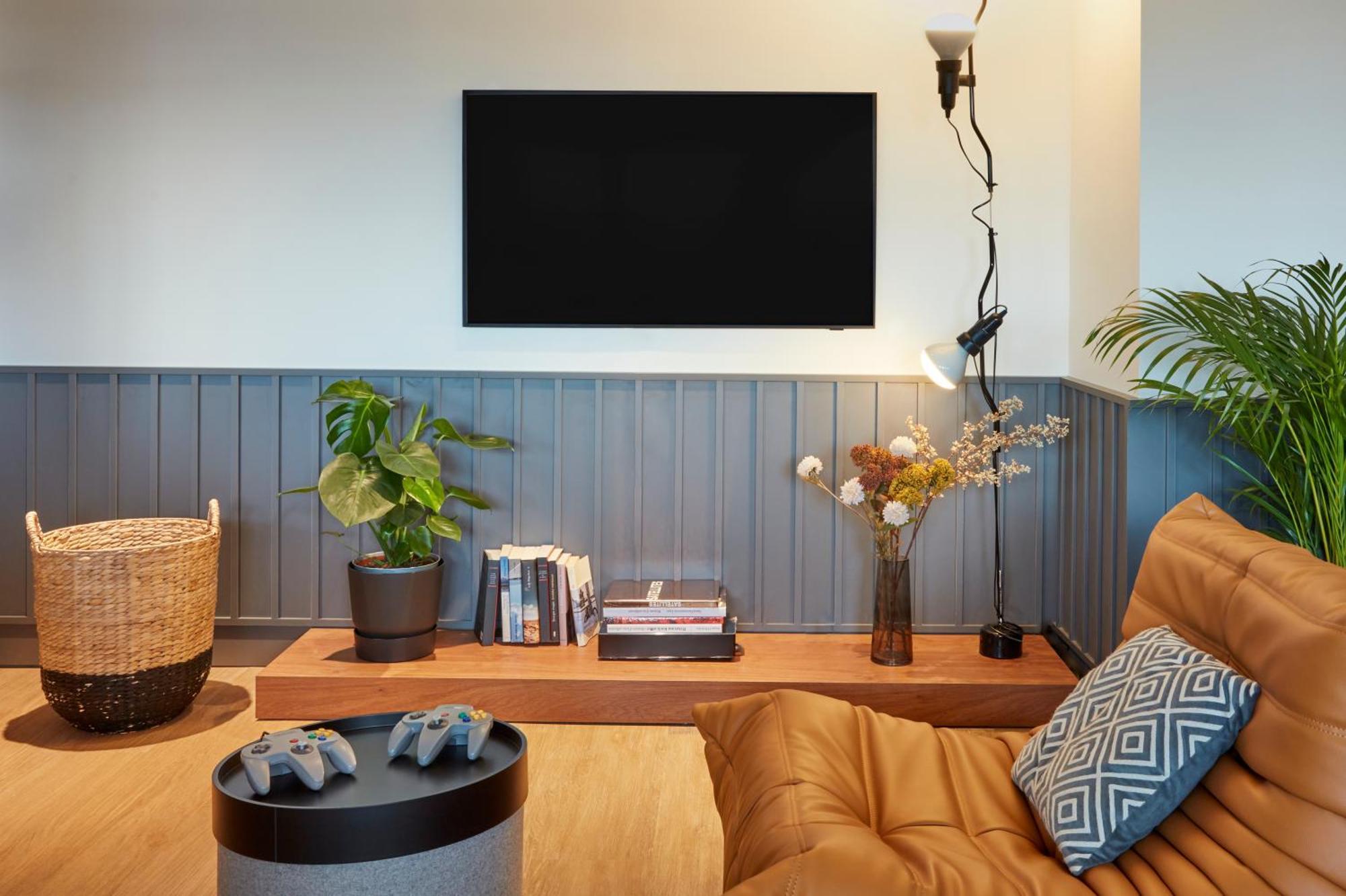 Adagio East 4*