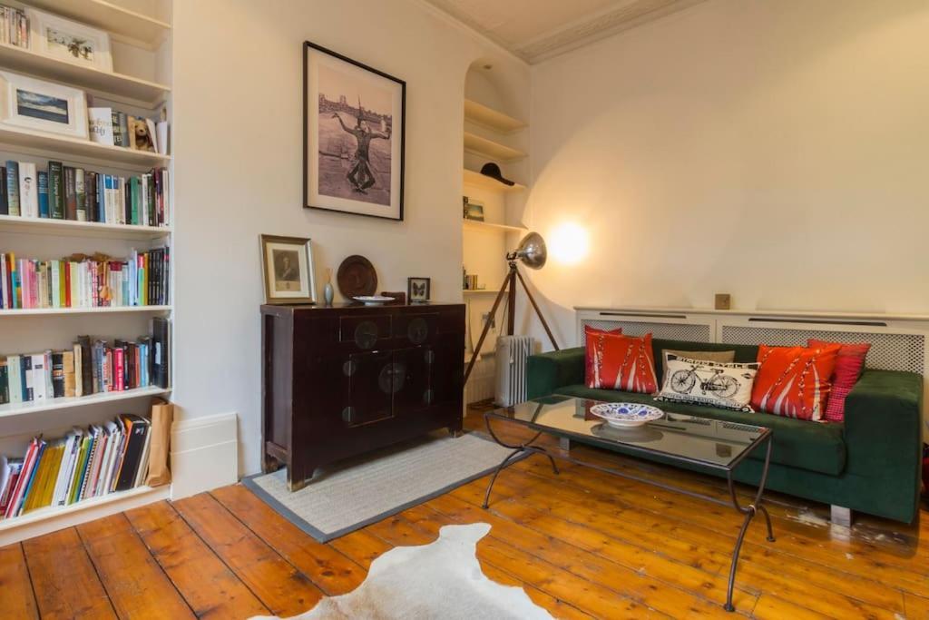 A Stylish Victorian In West Apartment