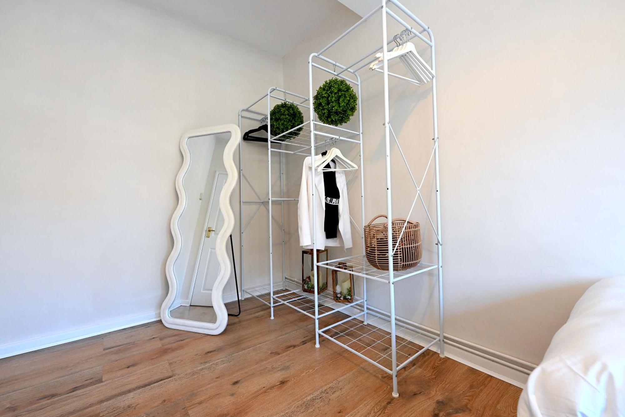Apartment 3 Minutes To Tower Of Trendy Shoreditch Recently Refurbished 3 Bedrooms Sleeps 8