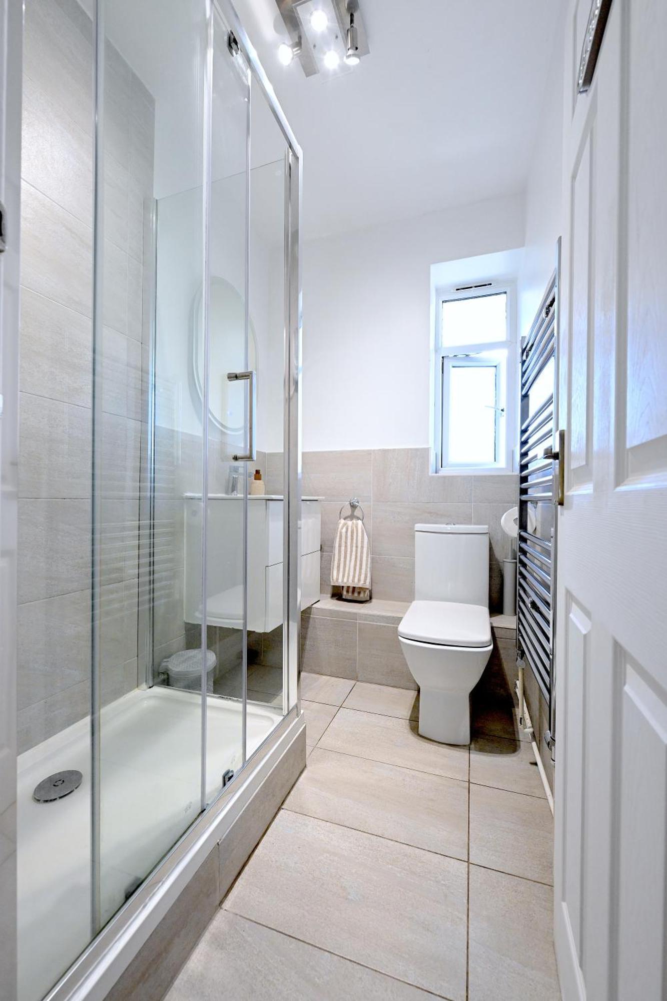 3 Minutes To Tower Of Trendy Shoreditch Recently Refurbished 3 Bedrooms Sleeps 8 Apartment London