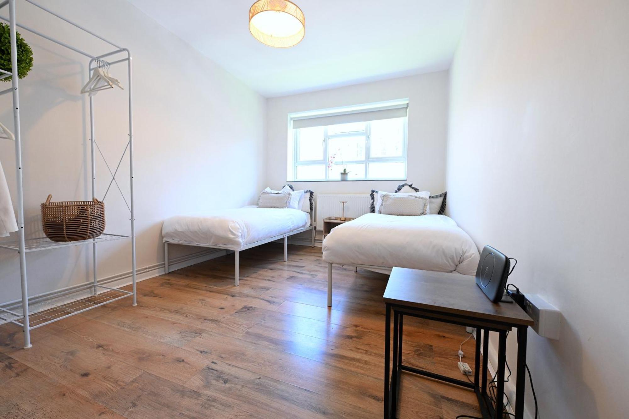 3 Minutes To Tower Of Trendy Shoreditch Recently Refurbished 3 Bedrooms Sleeps 8 London