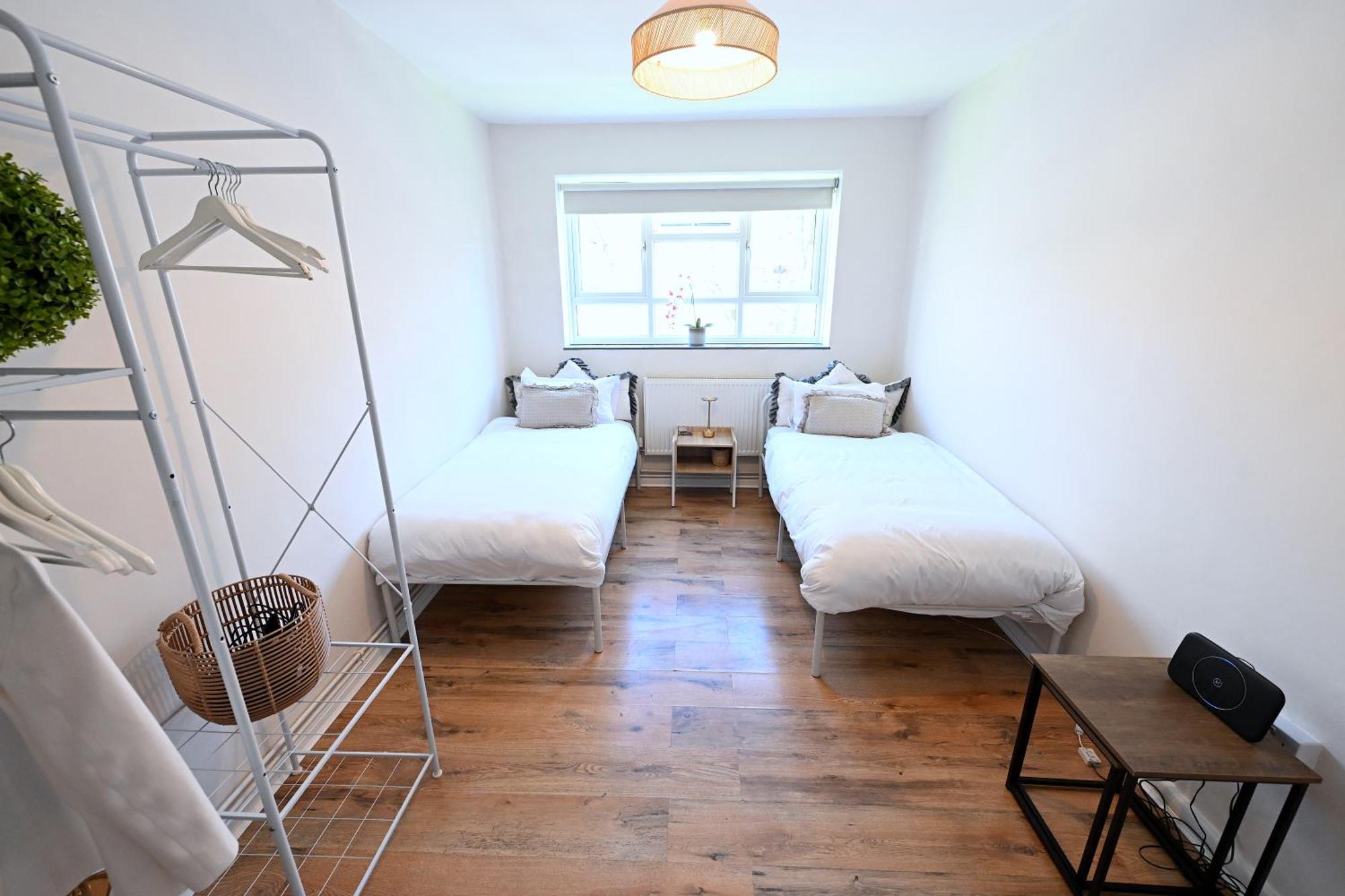 Apartment 3 Minutes To Tower Of Trendy Shoreditch Recently Refurbished 3 Bedrooms Sleeps 8