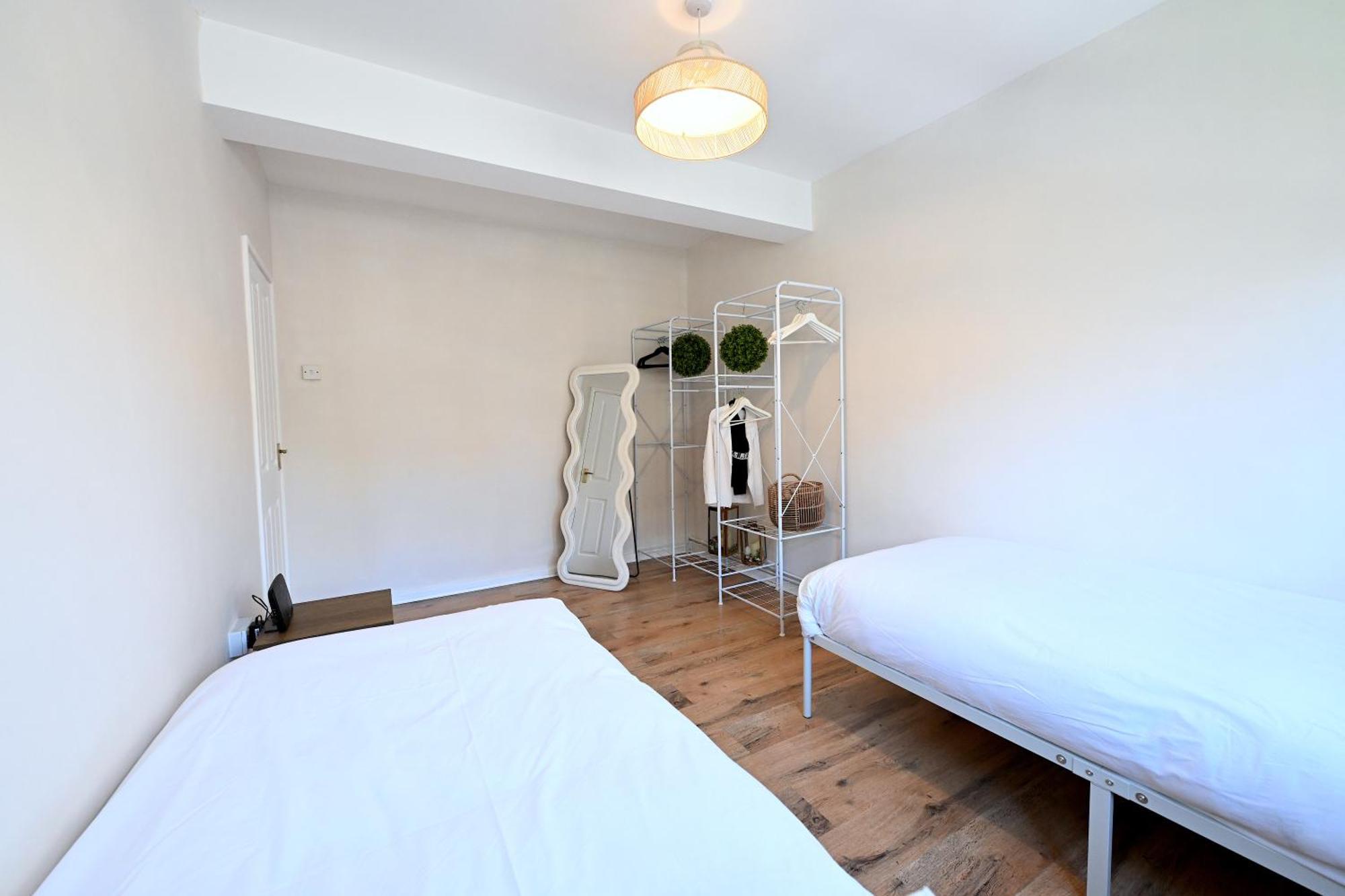 3 Minutes To Tower Of Trendy Shoreditch Recently Refurbished 3 Bedrooms Sleeps 8 Apartment London