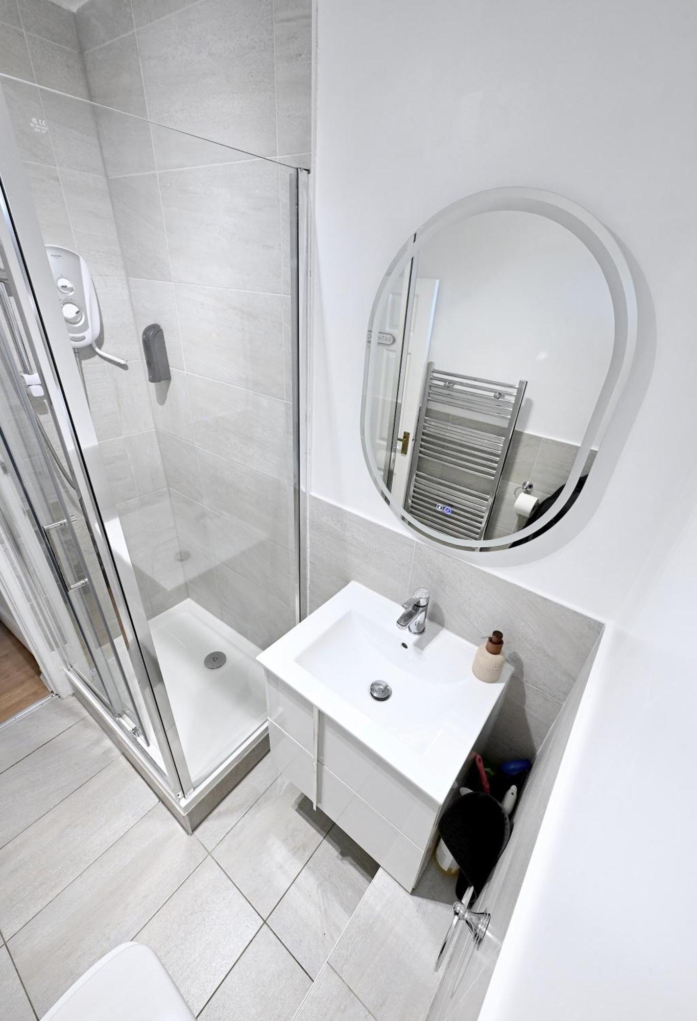 3 Minutes To Tower Of Trendy Shoreditch Recently Refurbished 3 Bedrooms Sleeps 8 London