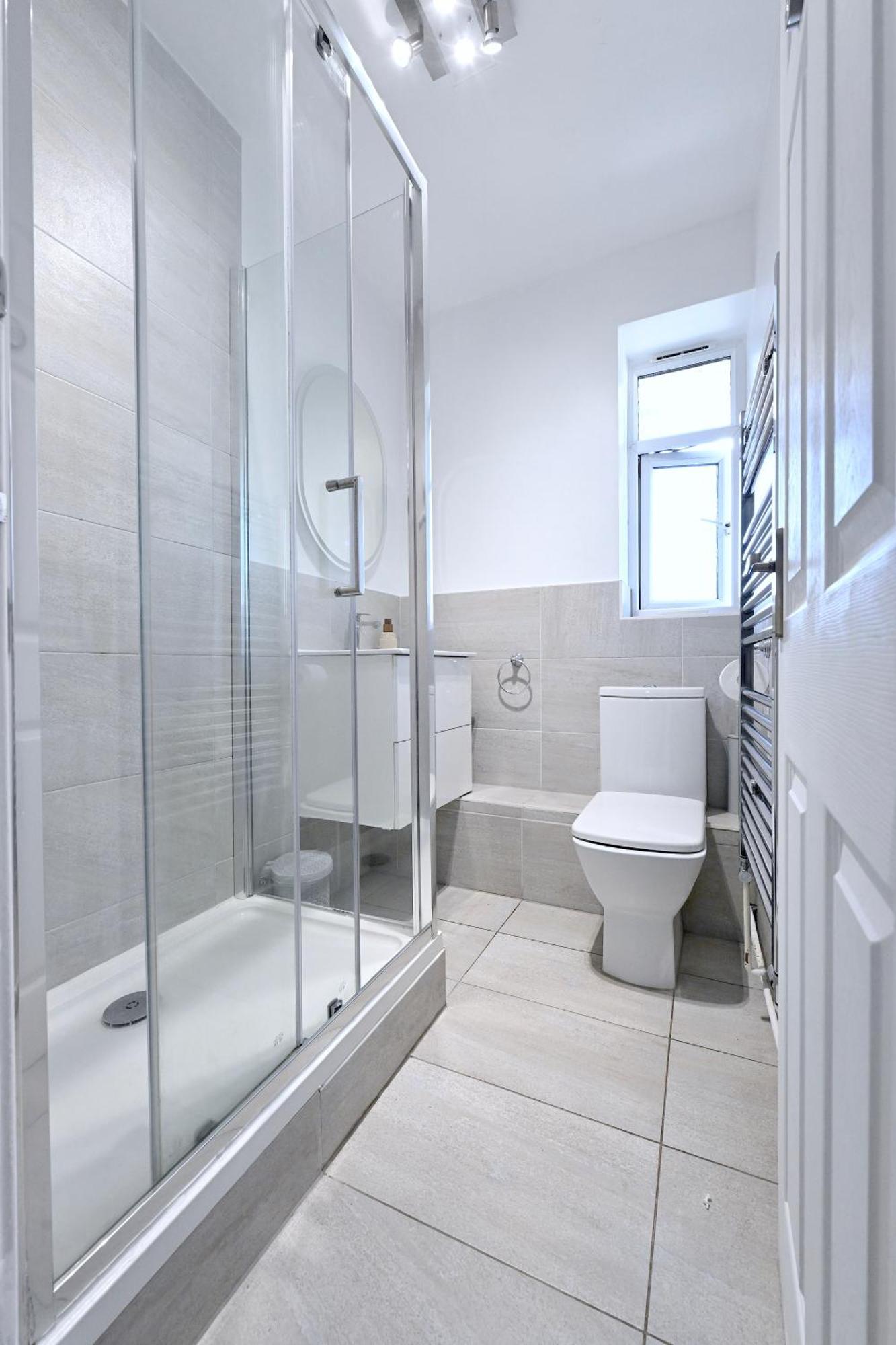 Apartment 3 Minutes To Tower Of Trendy Shoreditch Recently Refurbished 3 Bedrooms Sleeps 8 *