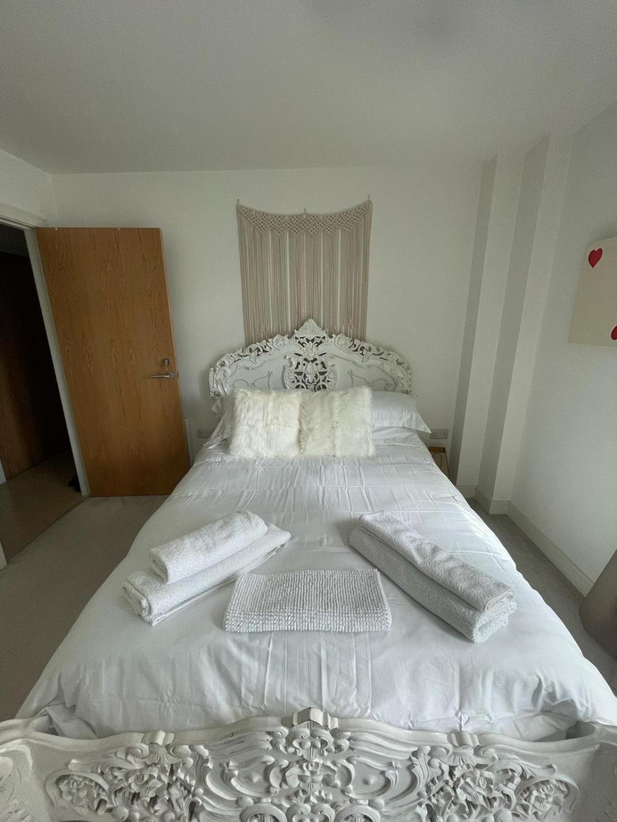 Charming & Cosy Double With Balcony In Wembley - Walking Distance To Wembley Stadium! *