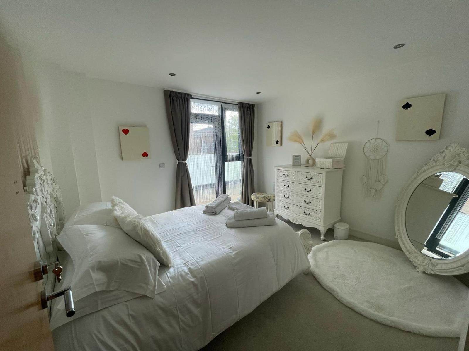 Homestay Charming & Cosy Double With Balcony In Wembley - Walking Distance To Wembley Stadium!