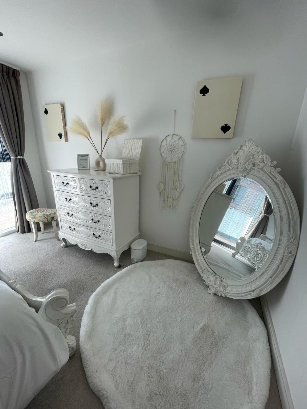 Charming & Cosy Double With Balcony In Wembley - Walking Distance To Wembley Stadium! Homestay *