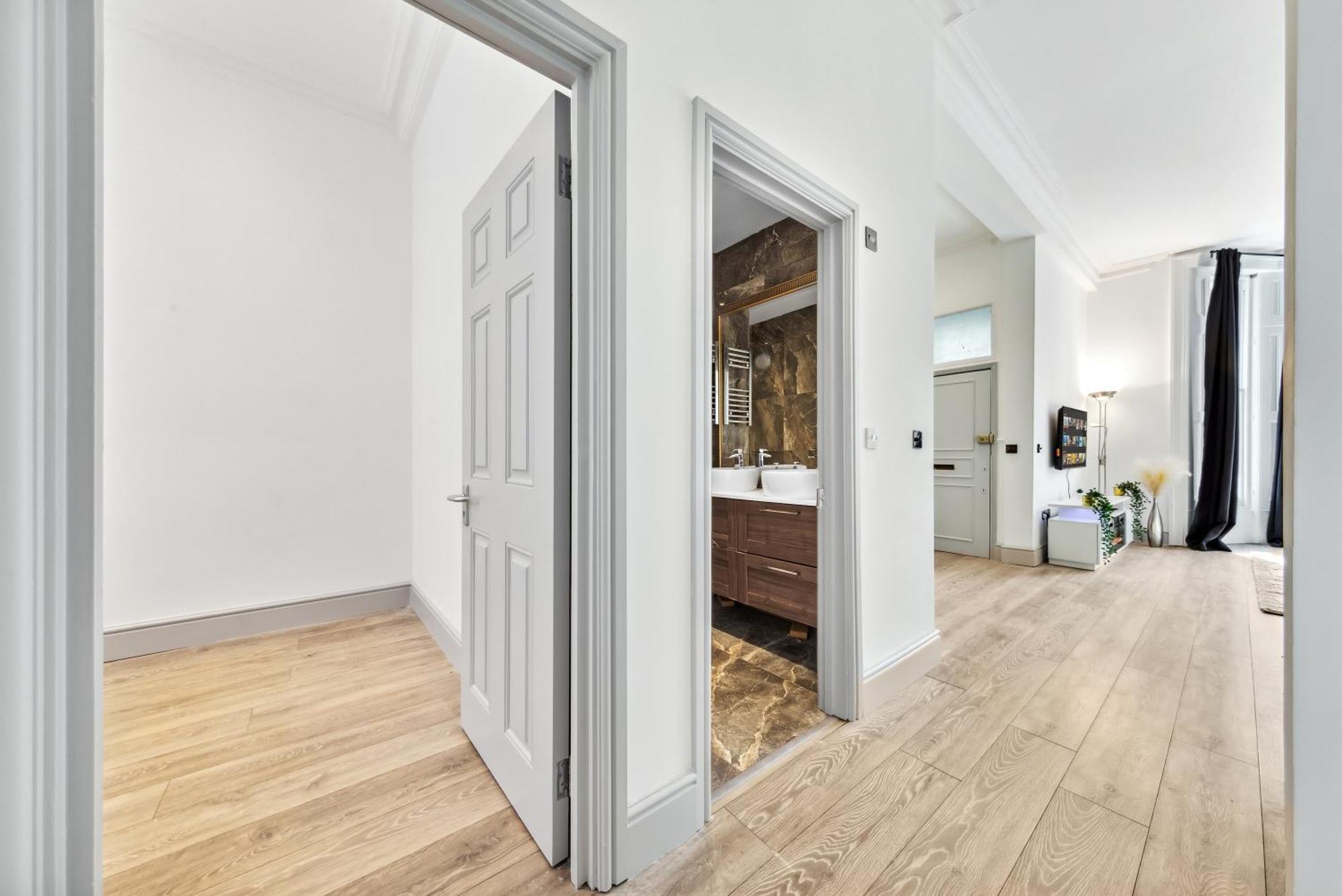Minimalist Luxe 2br Designer Retreat In Prime Kensington For 6 Next To Station Harrods Apartment