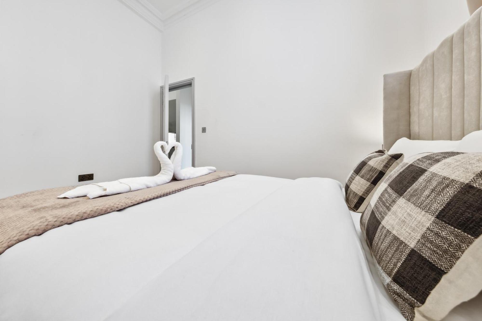 Minimalist Luxe 2br Designer Retreat In Prime Kensington For 6 Next To Station Harrods Apartment *