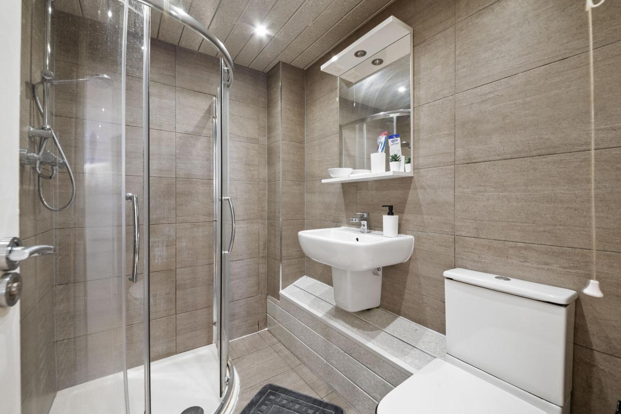 2-bed Wembley - Free Street Parking - Work Ideal Apartment London