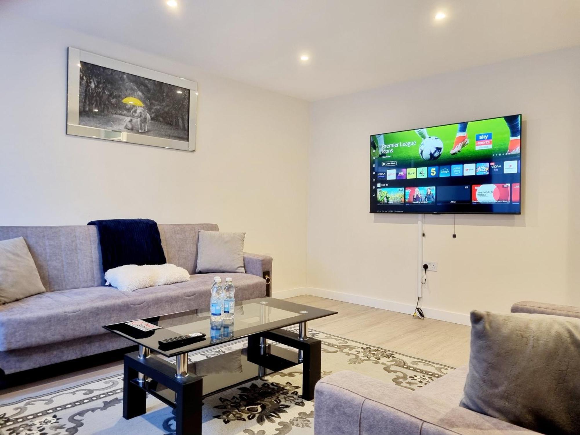 Holiday home 3bed 2bath House-free Parking-hi Speed Wifi-garden-entire Home-2mins From Train Station London