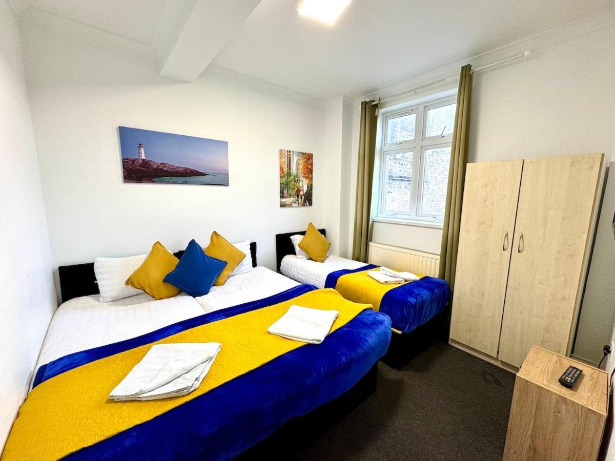 Casa de férias Spacious 3-bed With Garden, Private Parking, Smart Tv's, Fast Wi-fi *