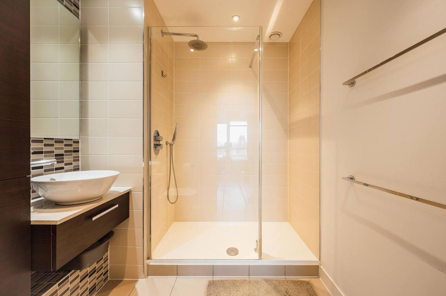Pass The Keys 3 Bed 2 Bath With Stunning Views From The 8th Fl Apartment London