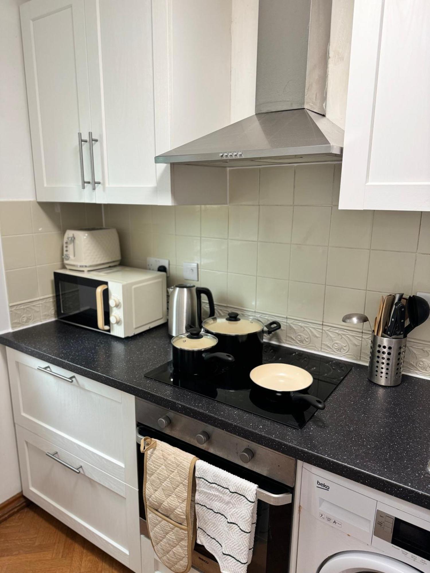 Tranquil 2 Bed Near Downtown & Free Parking * London