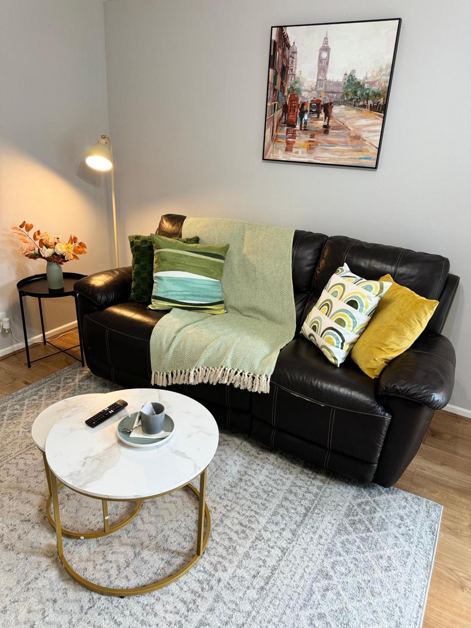 Apartment Tranquil 2 Bed Near Downtown & Free Parking London