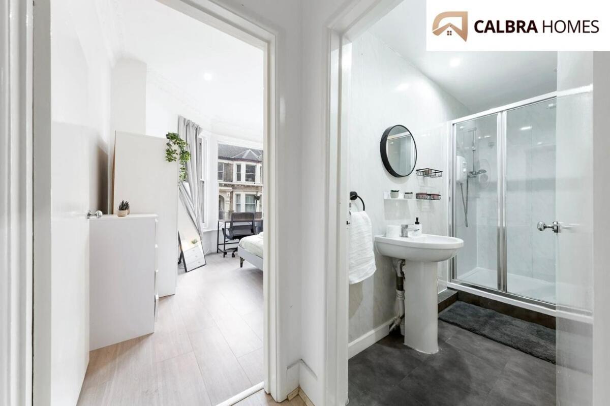 Urban Hideaway, Private Garden, 2 Mins To Station Apartment