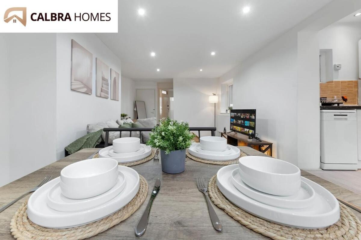 Urban Hideaway, Private Garden, 2 Mins To Station Apartment *