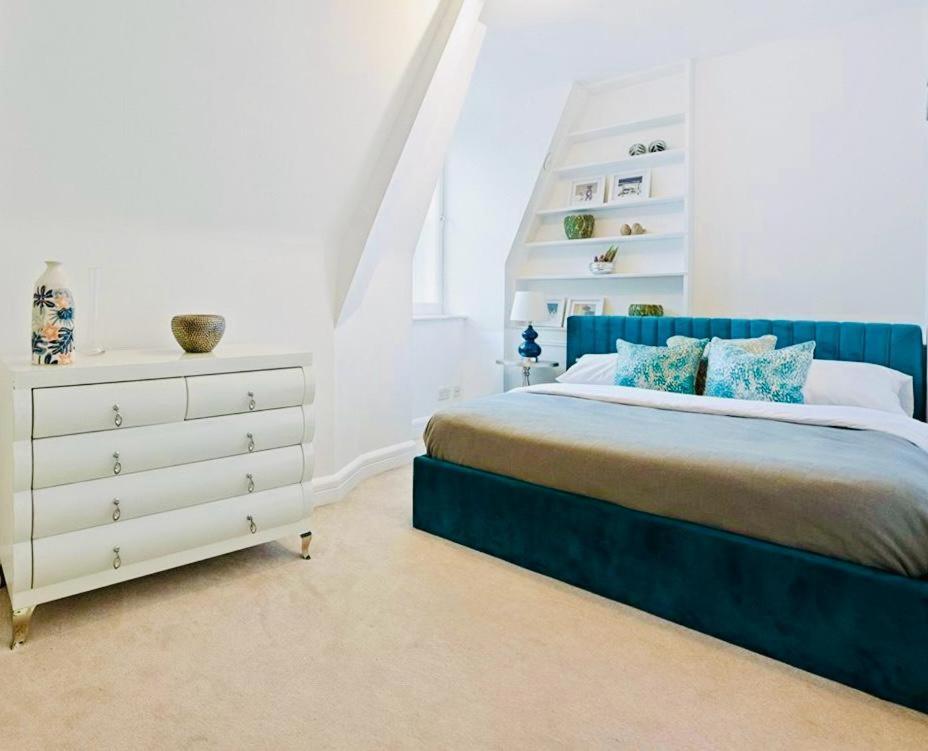 Unrivaled Elegance In 3 Bedroom Covent Garden Apartment London