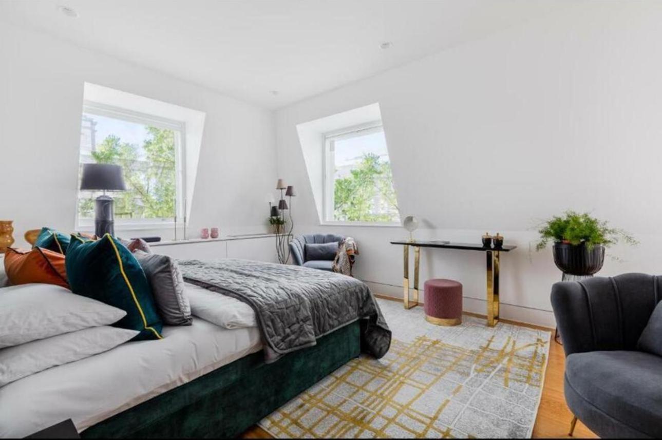 Unrivaled Elegance In 3 Bedroom Covent Garden *