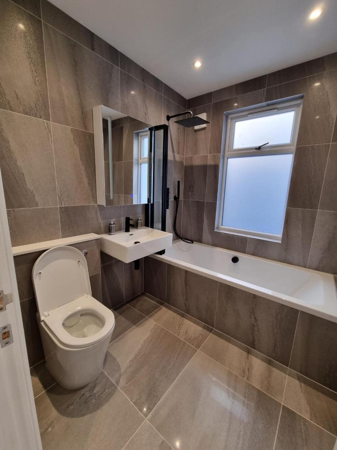 Stunning 3-bedroom, 2-bathroom, Garden & Hot Tub, West Kensington